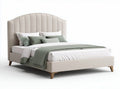 Bed met gestoffeerde hoofdbord in licht beige stof en groene dekbedovertrekken 200 x 160 x 120cm